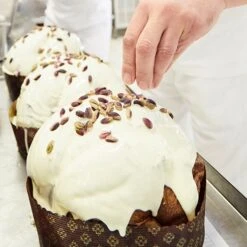 Fiasconaro Dolce & Gabbana Sicilian PISTACHIO PANETTONE IN SMALL TIN, 500 G -Piccolos Gastronomias 05 dolce and gabbana fiasconaro panettone pistacchio artigianalita 2 181c5f94 532c 428a a1fd 7423017d61e7