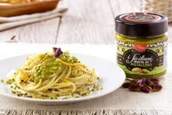 Dolgam Pesto Di Pistachio, 6.7 Oz | 190g -Piccolos Gastronomias foto ambientata pesto 1200x800 1